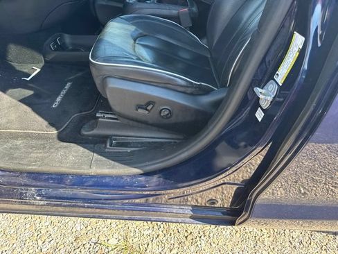 Used 2019 Chrysler Pacifica Limited w/ Advanced Safetytec Group FWD image 16