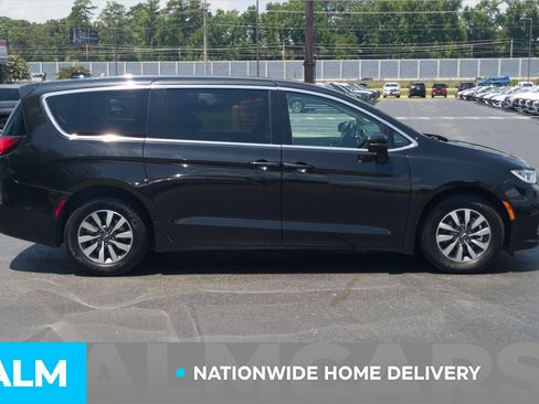 Used 2023 Chrysler Pacifica Touring-L FWD image 4