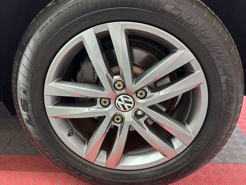 Used 2015 Volkswagen Touareg VR6 image 40