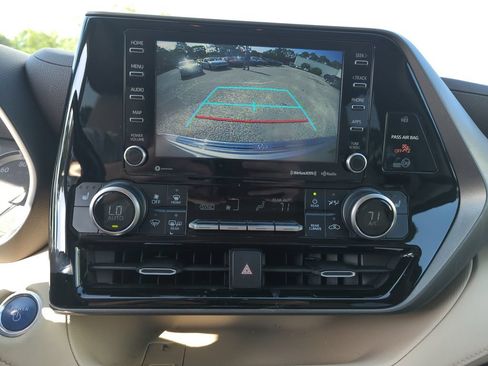 Used 2020 Toyota Highlander XLE FWD image 26