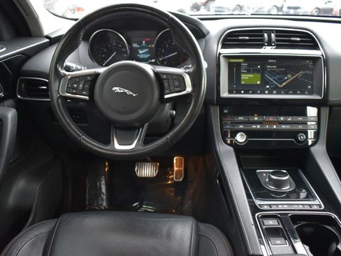 Used 2019 Jaguar F-PACE Prestige image 14