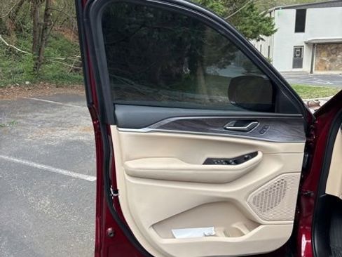 Used 2023 Jeep Grand Cherokee Limited w/ Luxury Tech Group II image 13