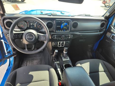 Used 2023 Jeep Gladiator Sport AWD/4WD image 14