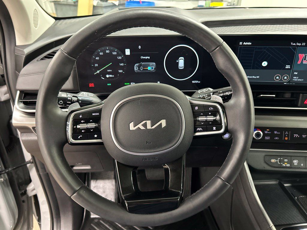 Certified 2025 Kia Carnival SX Prestige FWD image 16