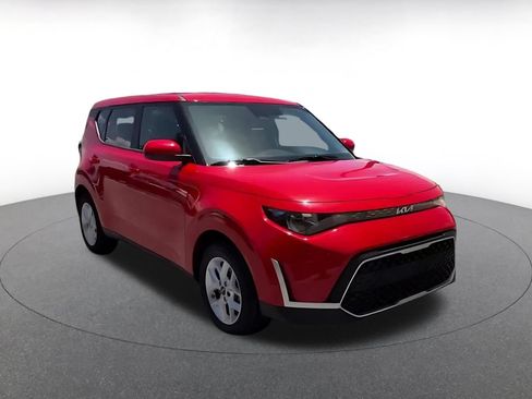 Used 2025 Kia Soul LX w/ LX Technology Package FWD image 3