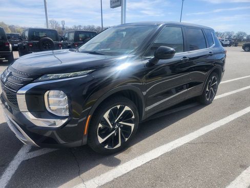 Used 2024 Mitsubishi Outlander SE image 1