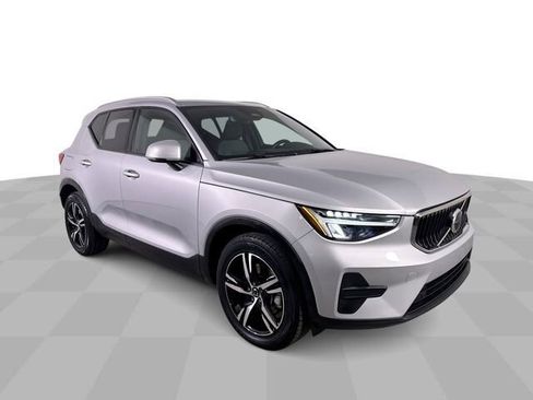 Used 2023 Volvo XC40 B5 Core image 3