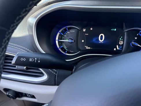 Used 2024 Chrysler Pacifica Limited FWD image 32