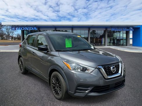 Used 2020 Nissan Kicks S image 1