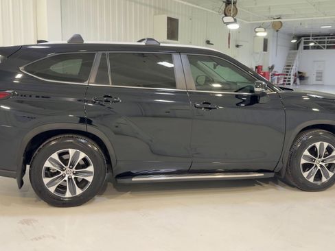 Used 2025 Toyota Highlander XLE image 2