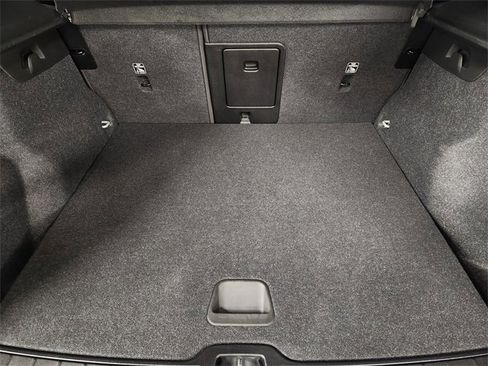 Used 2025 Volvo XC40 B5 Core image 32