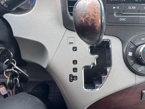 Used 2013 Toyota Sienna XLE FWD image 23