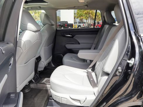 Used 2024 Toyota Highlander XLE AWD/4WD image 10