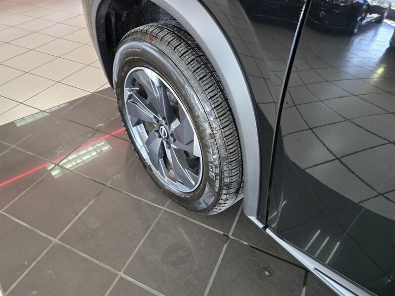 Used 2025 Nissan Rogue SV FWD image 31