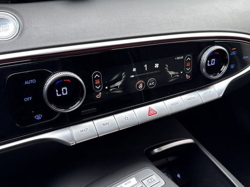 Used 2025 Genesis GV70 2.5T w/ Advanced Package AWD/4WD image 15