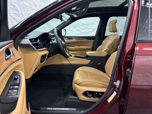 Used 2025 Jeep Grand Cherokee Summit AWD/4WD image 14