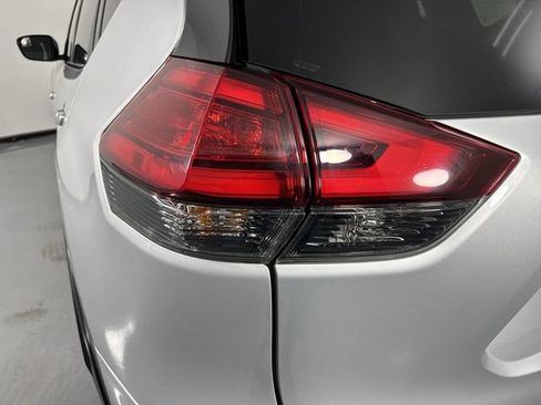 Used 2017 Nissan Rogue SV AWD/4WD image 29