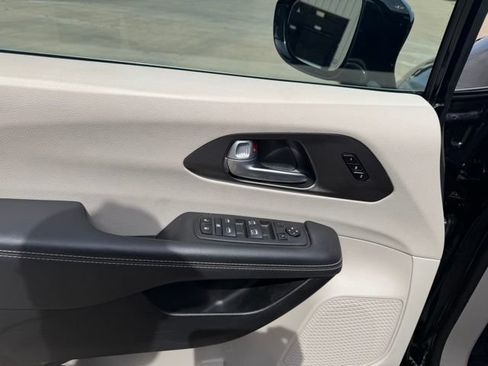 Used 2024 Chrysler Pacifica Touring-L FWD image 18