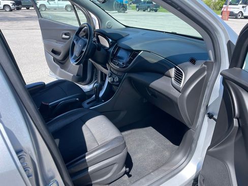 Used 2020 Chevrolet Trax LT w/ LT Convenience Package FWD image 19