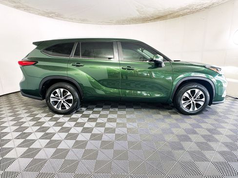 Used 2023 Toyota Highlander XLE FWD image 2