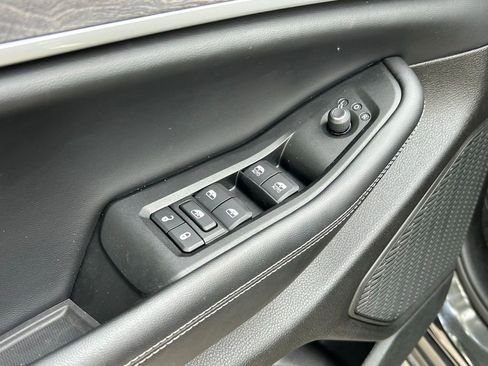 Used 2024 Jeep Grand Cherokee Limited w/ Black Appearance Package image 28