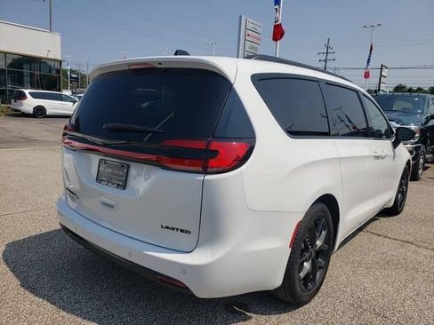Used 2024 Chrysler Pacifica Limited w/ S Appearance Package FWD image 3