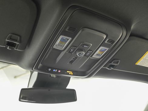 Used 2025 Chevrolet Suburban Premier image 25