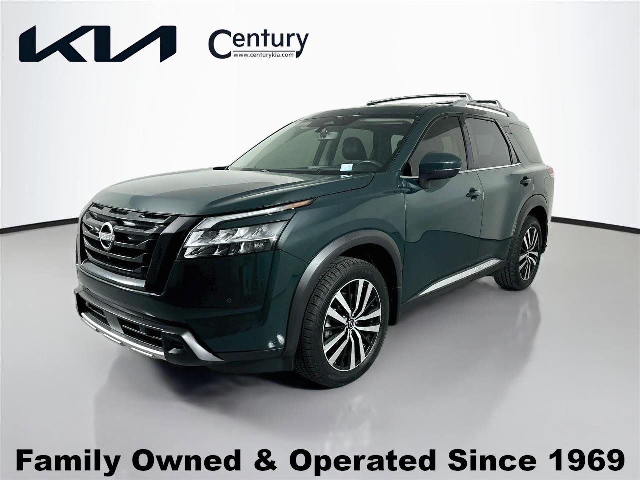 Used 2024 Nissan Pathfinder Platinum w/ Black Appearance Package FWD image 1