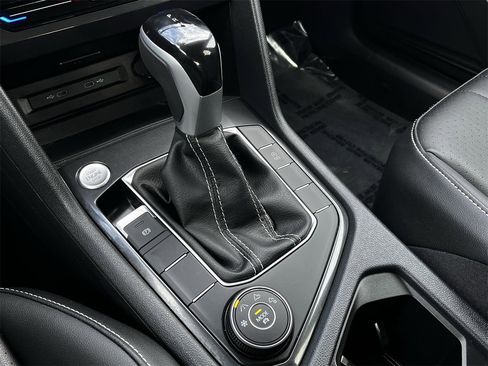 Used 2024 Volkswagen Tiguan SE image 17