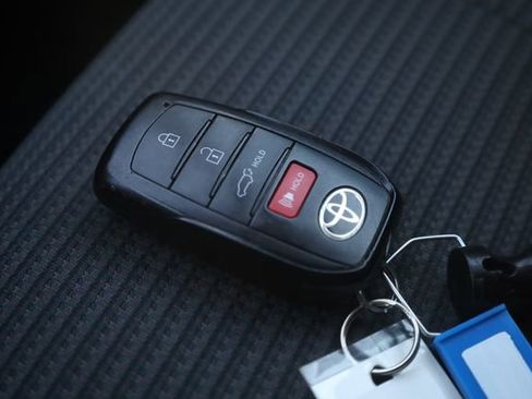 Used 2024 Toyota Highlander LE AWD/4WD image 27