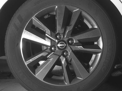 Used 2025 Nissan Versa SV FWD image 15