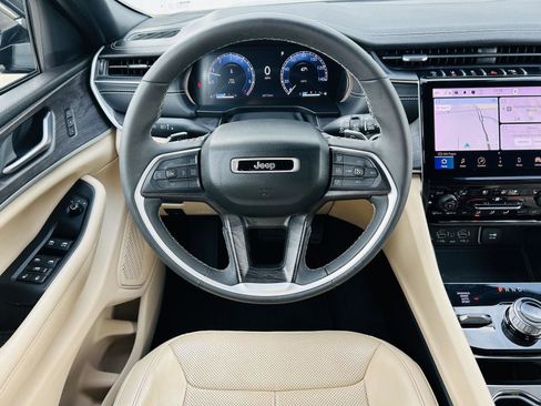 Used 2023 Jeep Grand Cherokee Limited w/ Luxury Tech Group II image 19