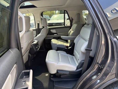 Used 2025 Ford Expedition Active image 27