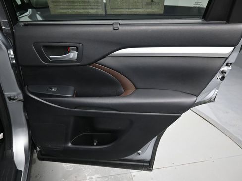 Used 2015 Toyota Highlander XLE image 36