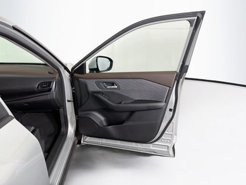 Used 2023 Nissan Rogue SV FWD image 32