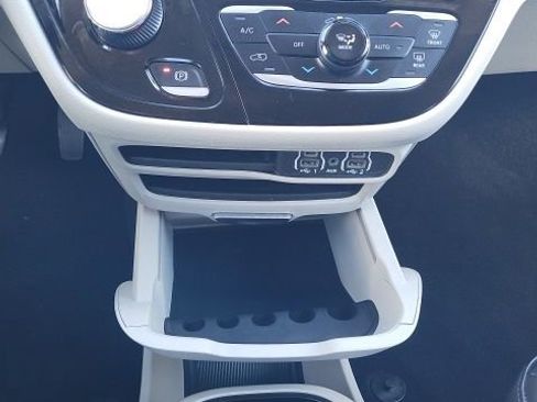 Used 2023 Chrysler Pacifica Touring-L FWD image 11