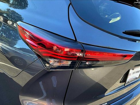 Used 2023 Toyota Highlander L FWD image 27