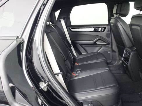 Certified 2022 Porsche Cayenne Platinum Edition AWD/4WD image 32