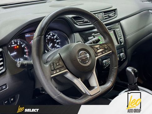 Used 2018 Nissan Rogue SV w/ Sun & Sound Touring Package AWD/4WD image 11