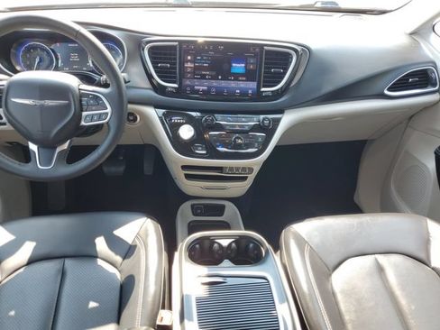 Used 2023 Chrysler Pacifica Touring-L FWD image 28