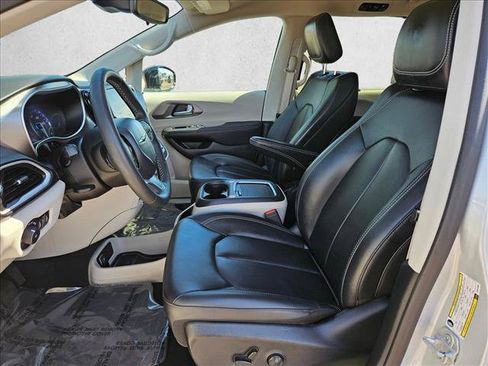 Used 2024 Chrysler Pacifica Touring-L FWD image 21