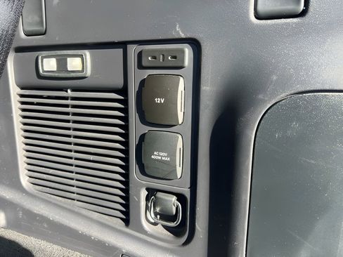 Used 2025 Ford Expedition Active AWD/4WD image 17