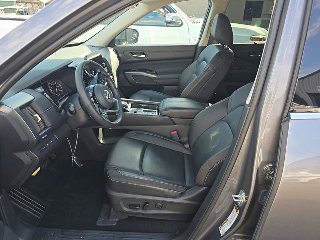 Used 2025 Nissan Pathfinder SL FWD image 6