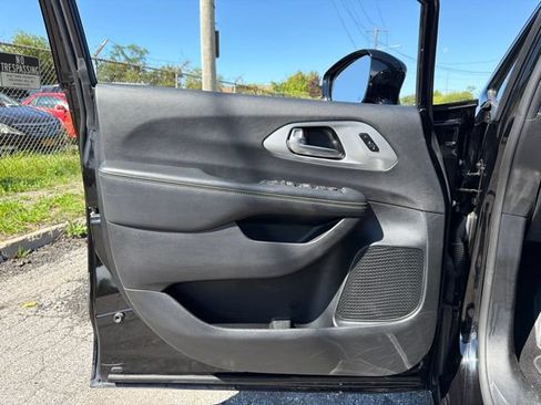 Used 2025 Chrysler Pacifica Limited FWD image 26