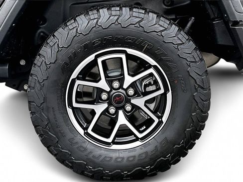 Certified 2025 Jeep Wrangler Unlimited Rubicon image 32