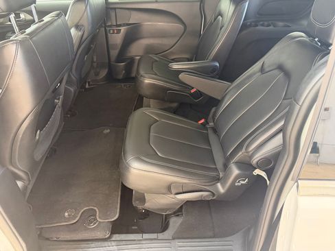Used 2025 Chrysler Pacifica Select image 13