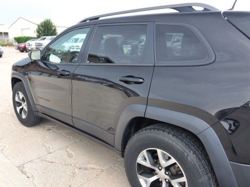 Used 2017 Jeep Cherokee Trailhawk w/ Comfort & Convenience Group AWD/4WD image 8