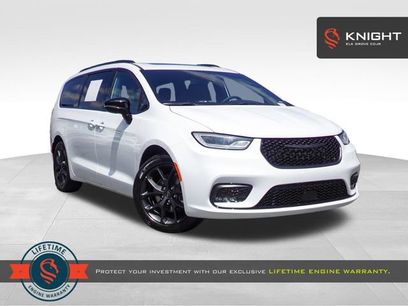 Used 2025 Chrysler Pacifica Limited