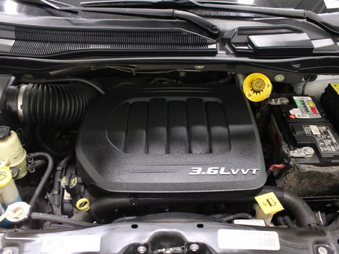 Used 2014 Chrysler Town & Country S FWD image 38