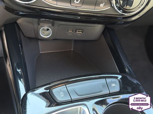 Used 2024 Chevrolet Trax RS FWD image 23